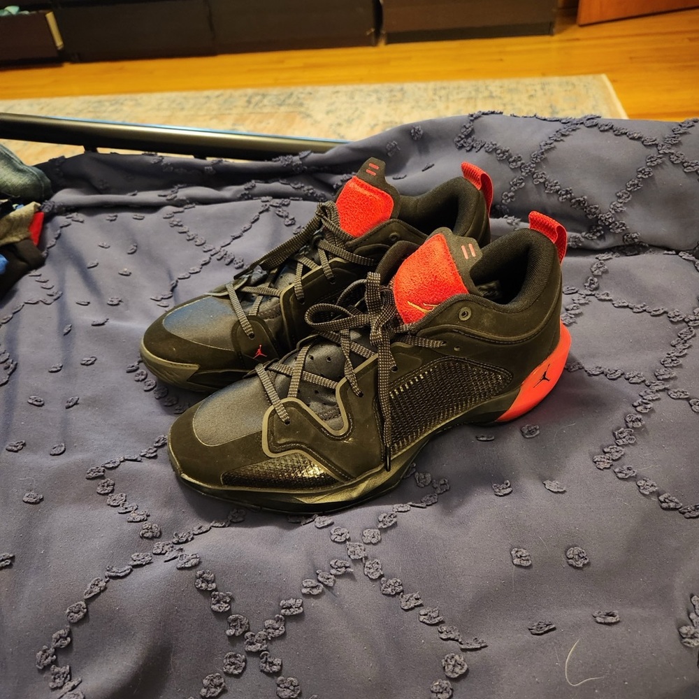 Jordan XXXVII/ Like New